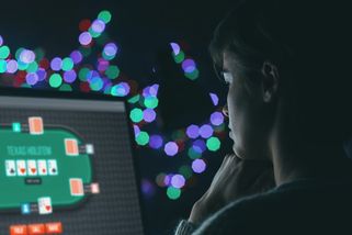 Za vraždu matky metanolem kvůli prosázenému bytu potvrdil soud muži 15 let - Novinky